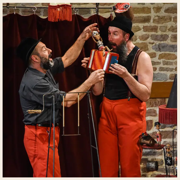 Le petit plumo «La Remueuse» et leur spectacle de marionnettes seront aux balazucades pour deux représentations